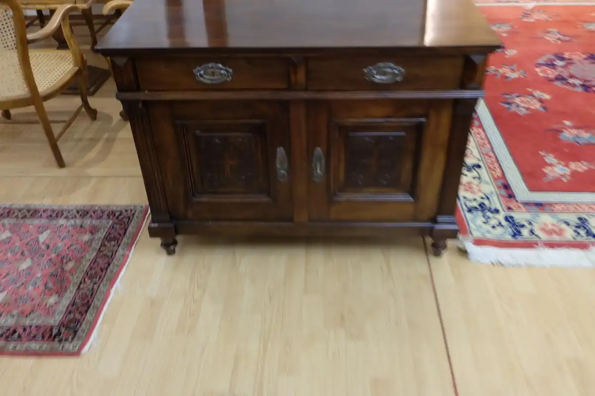 zierliche Anrichte 1