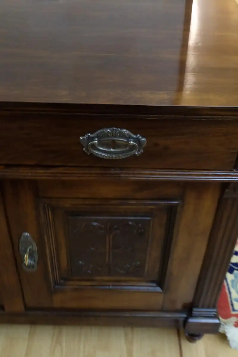 zierliche Anrichte 2