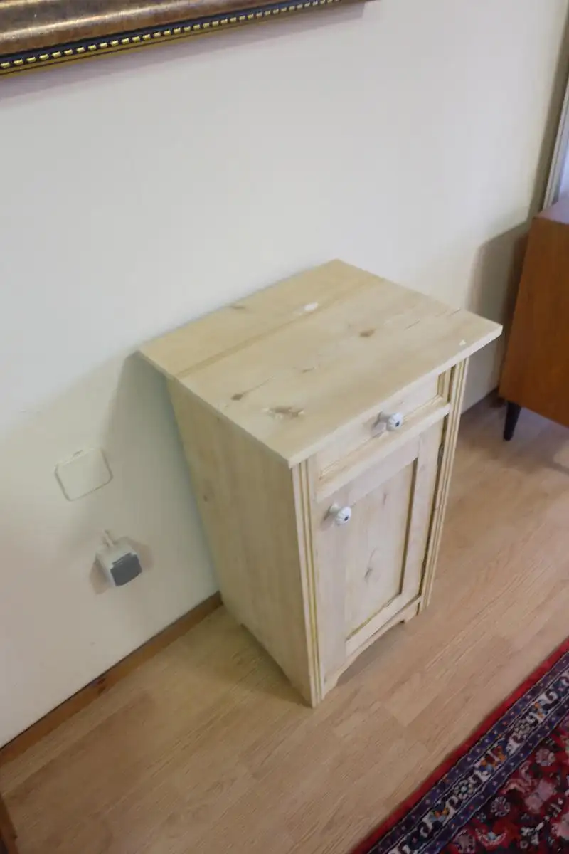 restauriertes Nachtkästchen 1