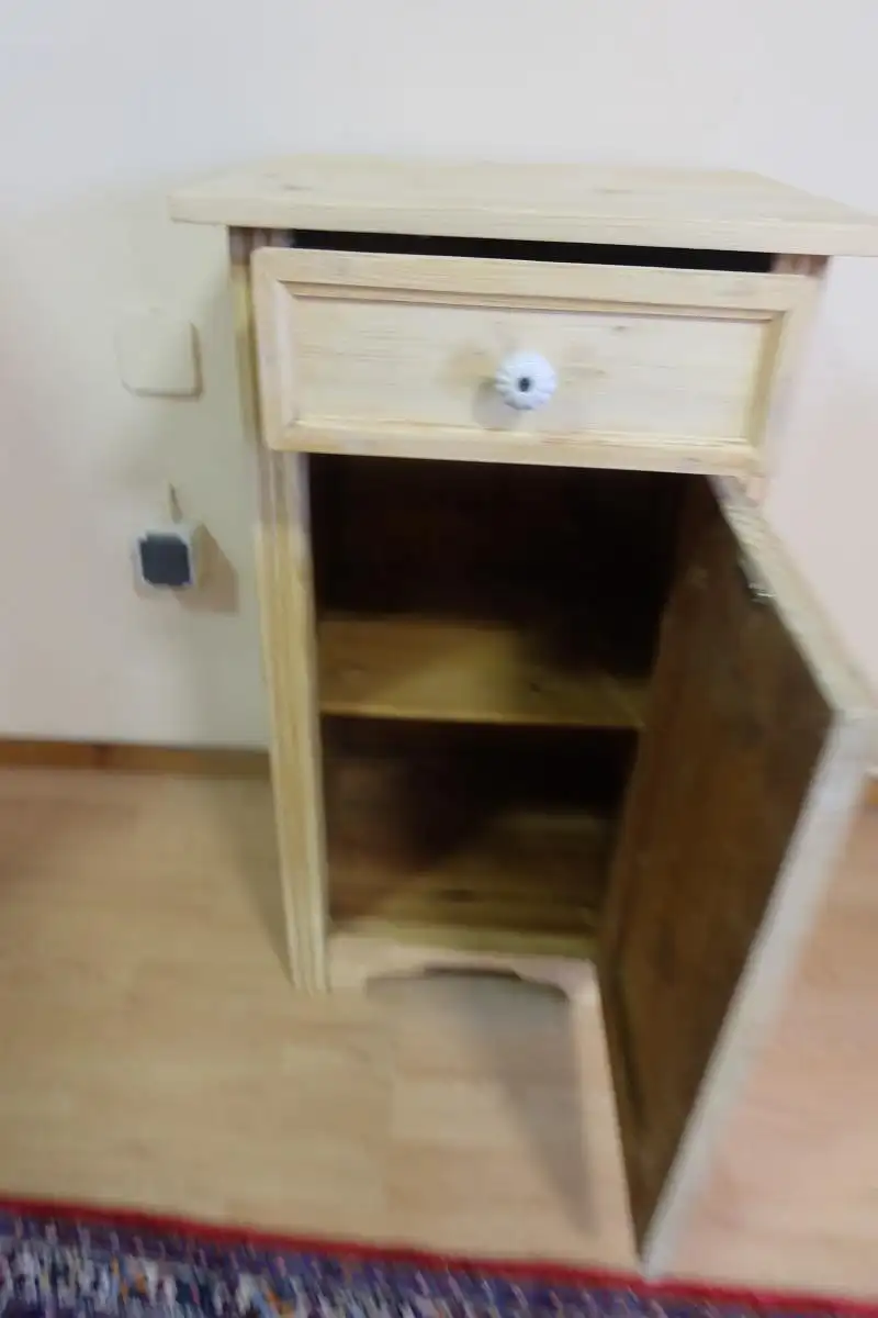 restauriertes Nachtkästchen 2