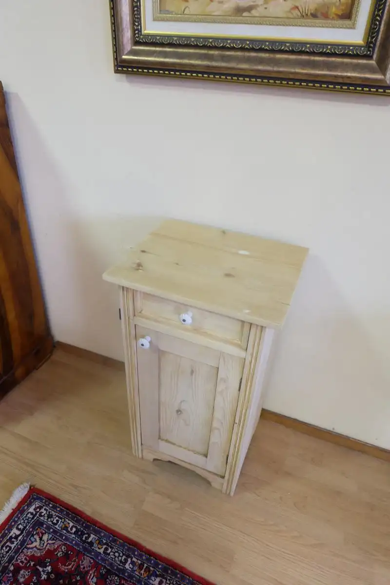 restauriertes Nachtkästchen 3