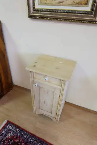 restauriertes Nachtkästchen