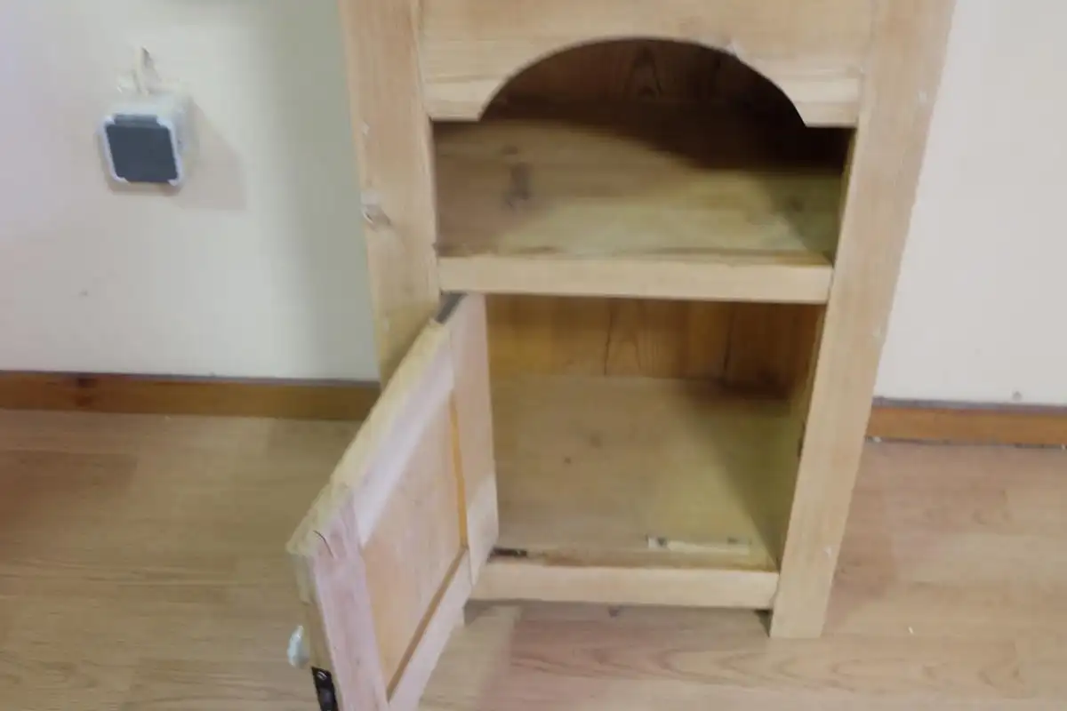 restauriertes Nachtkästchen 1