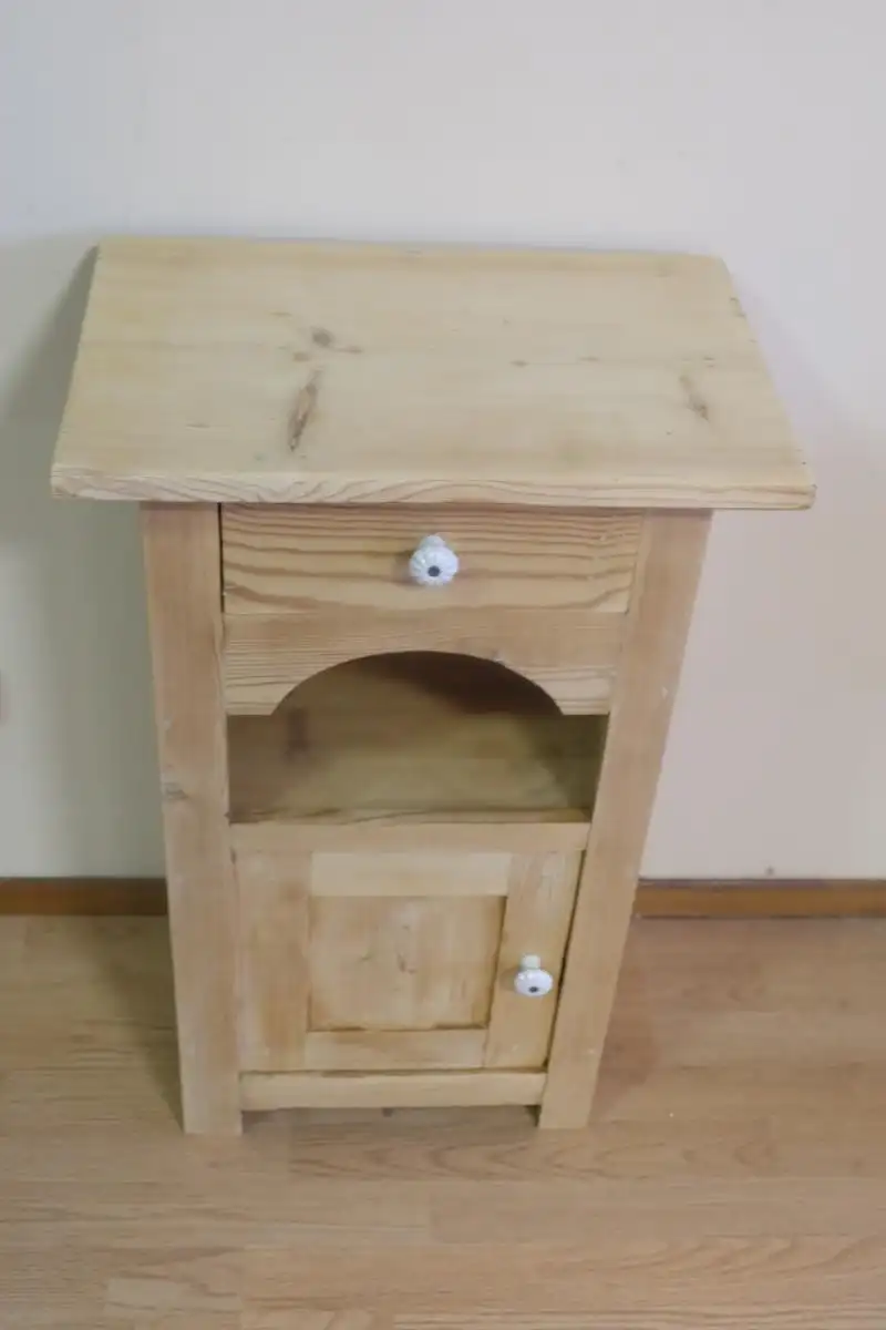 restauriertes Nachtkästchen 2