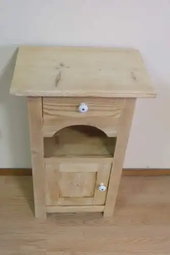 restauriertes Nachtkästchen