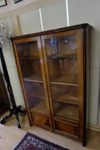 sehr schöne Vitrine