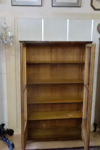 sehr schöne Vitrine