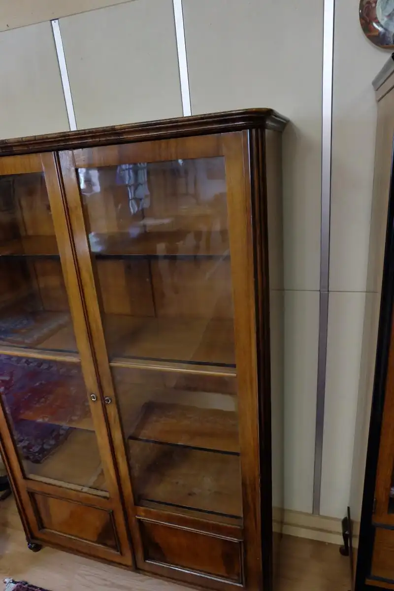 sehr schöne Vitrine 3