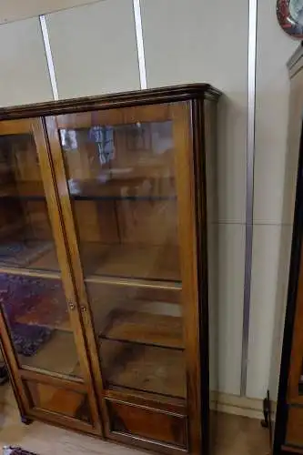 sehr schöne Vitrine