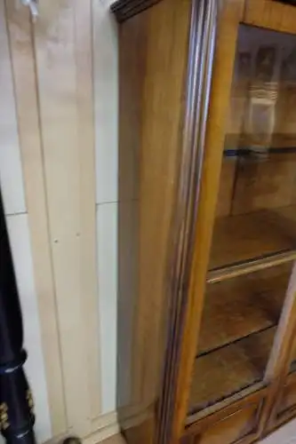 sehr schöne Vitrine