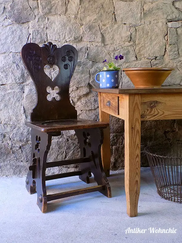 antiker bäuerlicher Stuhl, Bauernstuhl, Herzerlsessel 0