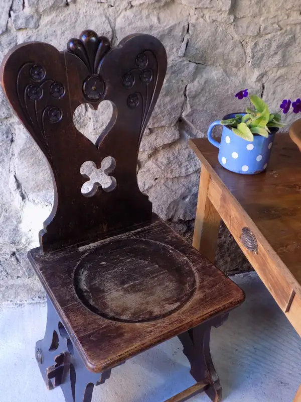 antiker bäuerlicher Stuhl, Bauernstuhl, Herzerlsessel 2