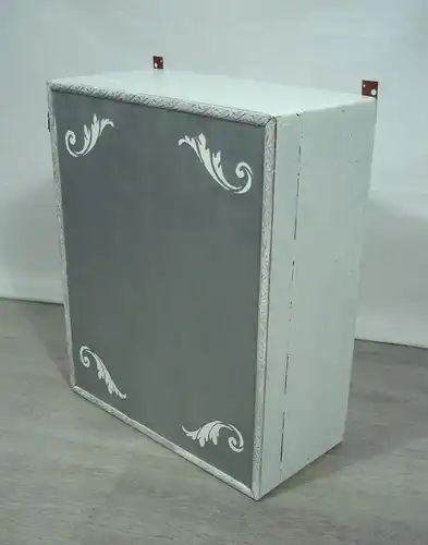 Alter Holz HÄNGESCHRANK aus altem Koffer in shabby weiß-silber, handbemalt