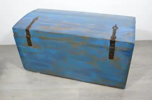Große Runddeckel Truhe Aussteuertruhe Shabby Blau mit Eisenbeschlägen, um 1900