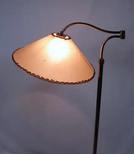 50er Schwenkarm Stehlampe Messing, original Space Age Schirm, Mid Century Modern, alter B + M Stil