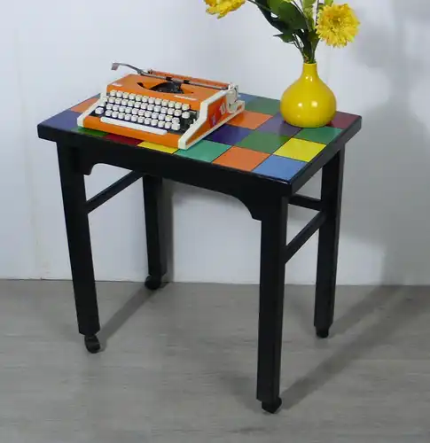 Beistelltisch Laptop Tisch Schreibtisch auf Rollen, Vollholz, schwarz + bunte Quadrate, handbemalt