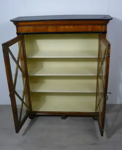 Bücher Vitrine Sideboard Biedermeier Kirsche + Creme + Schwarz Akzente