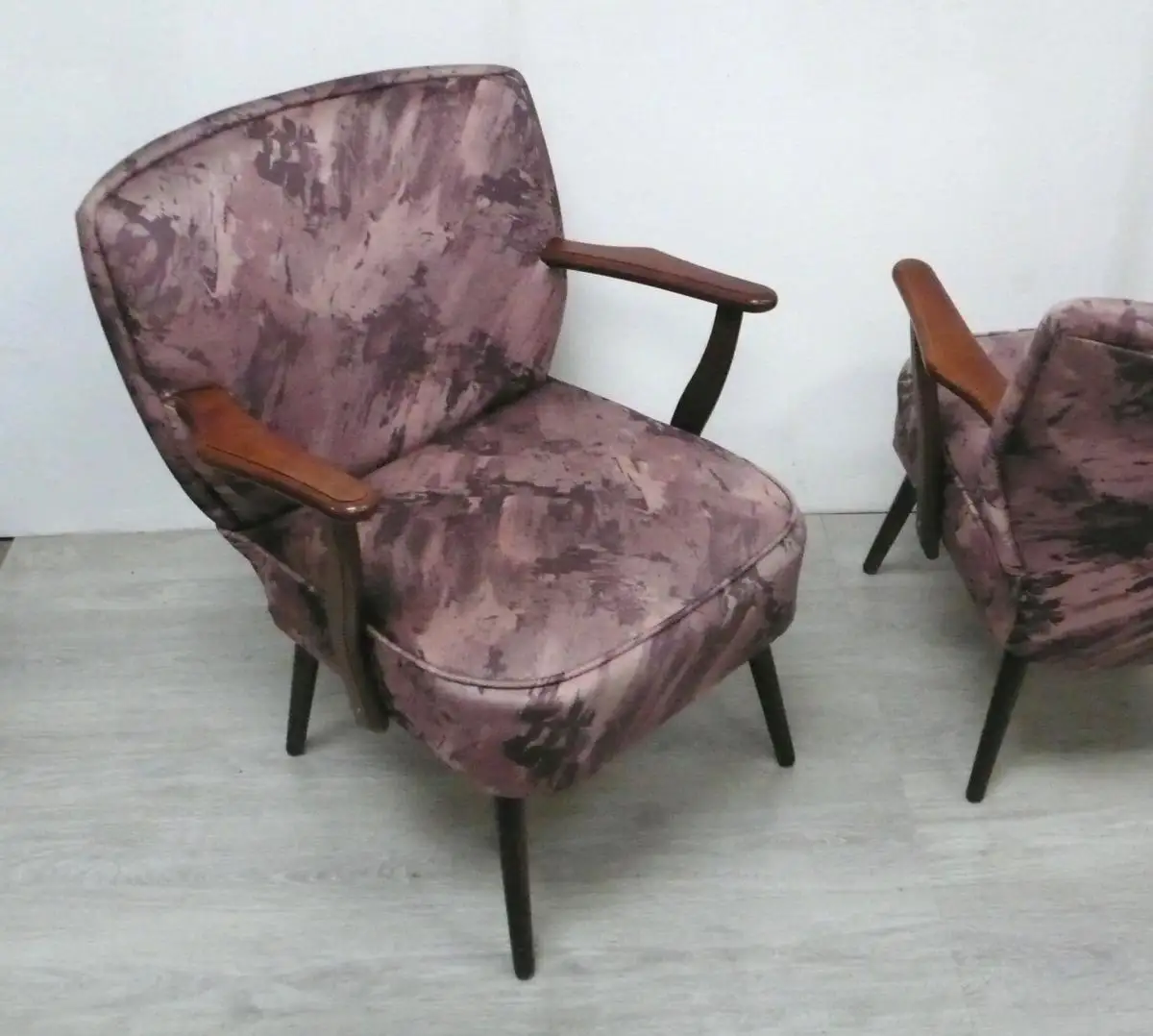 Zwei 60er 70er Cocktailsessel mit Armlehnen Aubergine Farben Mid Century Modern 3