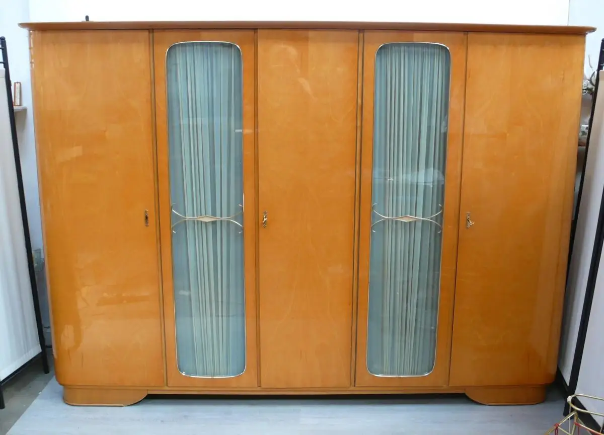 50er Kleiderschrank 5-türig, 2 Glastüren Ahorn Hochglanz Mid Century Modern, nur 177 cm hoch 0