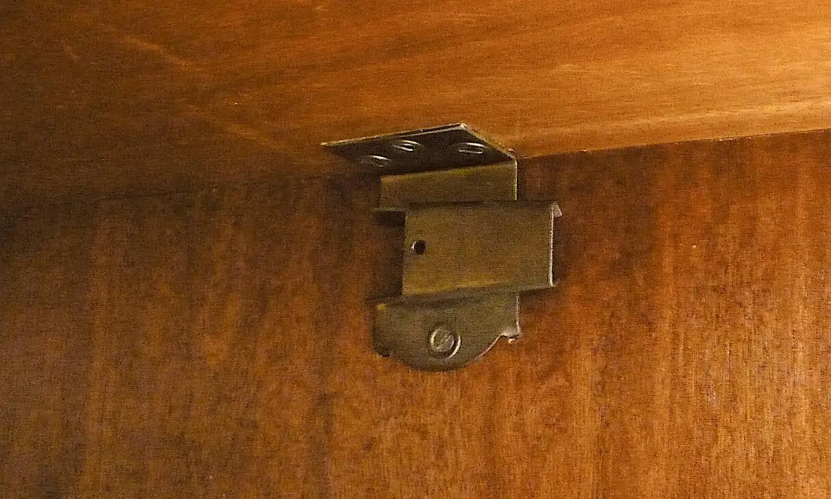 50er Kleiderschrank 5-türig, 2 Glastüren Ahorn Hochglanz Mid Century Modern, nur 177 cm hoch 4