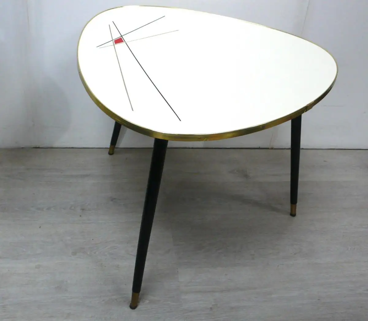 50er 60er Dreieck Couchtisch Dreibein Cocktailtisch weiße Oberfläche mit Space Age Muster, Mid Century Modern Rockabilly Ära 1