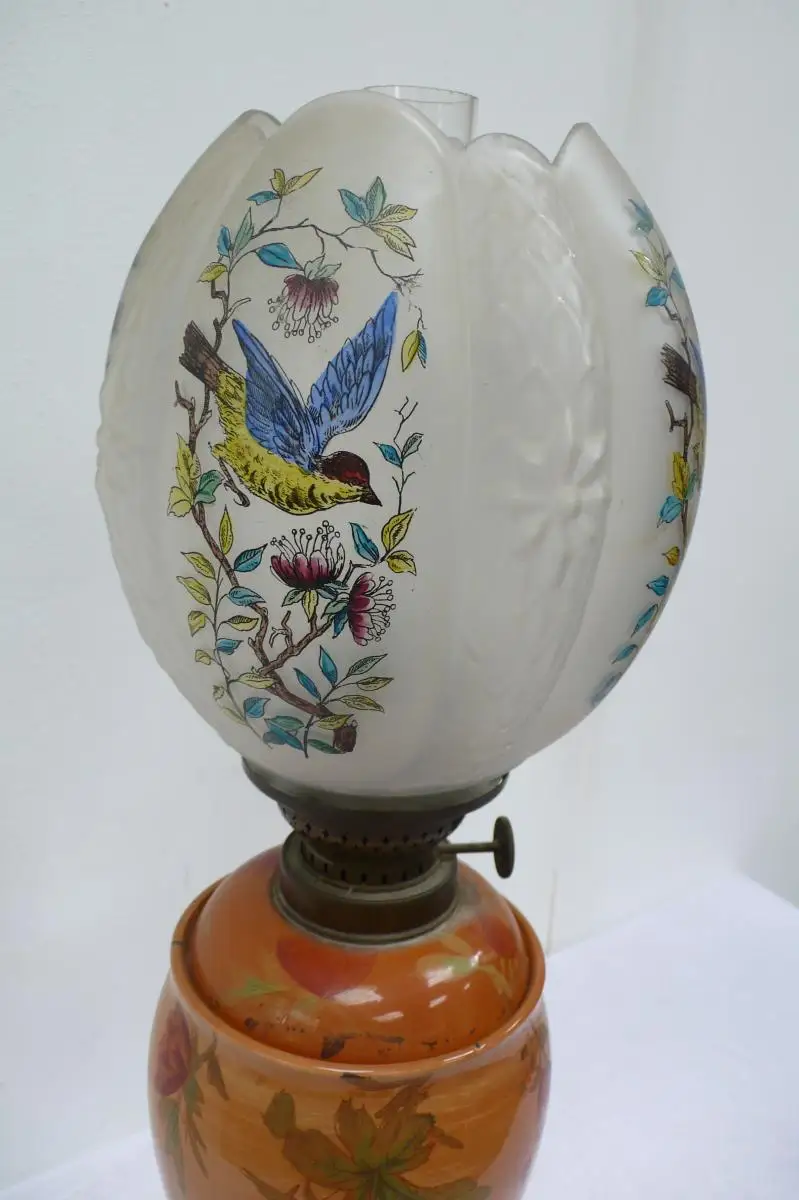 1900er Petroleum Tischlampe Zinnfuß Keramik-Sockel + Glasschirm Weiß handbemalt Jugendstil Table Lampe Oil Kerosin Pewter foot Keramik Socket + Glass Shade white hand-painted 1