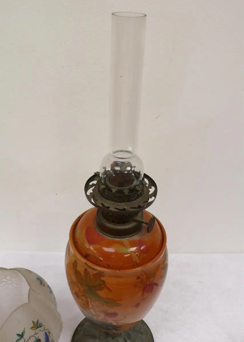 1900er Petroleum Tischlampe Zinnfuß Keramik-Sockel + Glasschirm Weiß handbemalt Jugendstil Table Lampe Oil Kerosin Pewter foot Keramik Socket + Glass Shade white hand-painted 4