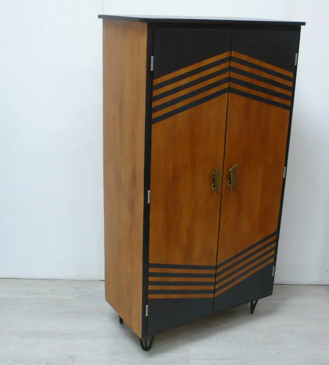 50er Vertiko / Highboard 2-türig, Nußbaum hell-dunkel Haarnadelbeine Mid Century Modern 2