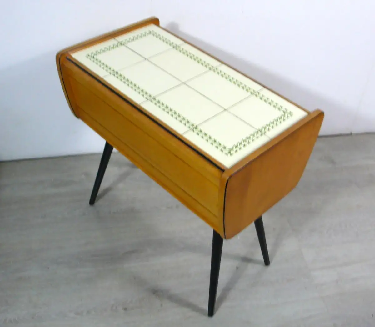 50er 60er Flurschränkchen Kommode Nähtischchen 4 Schubladen Fliesen Oberfläche schräge Beine Mid Century Modern 5