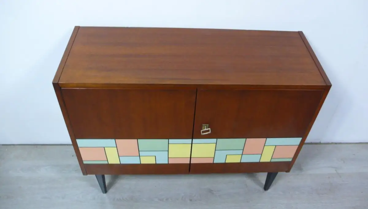 50er 60er Sideboard 2-türig Teak Furnier + Mondrian Pastell Muster, schräge Beine, Mid Century Modern 3