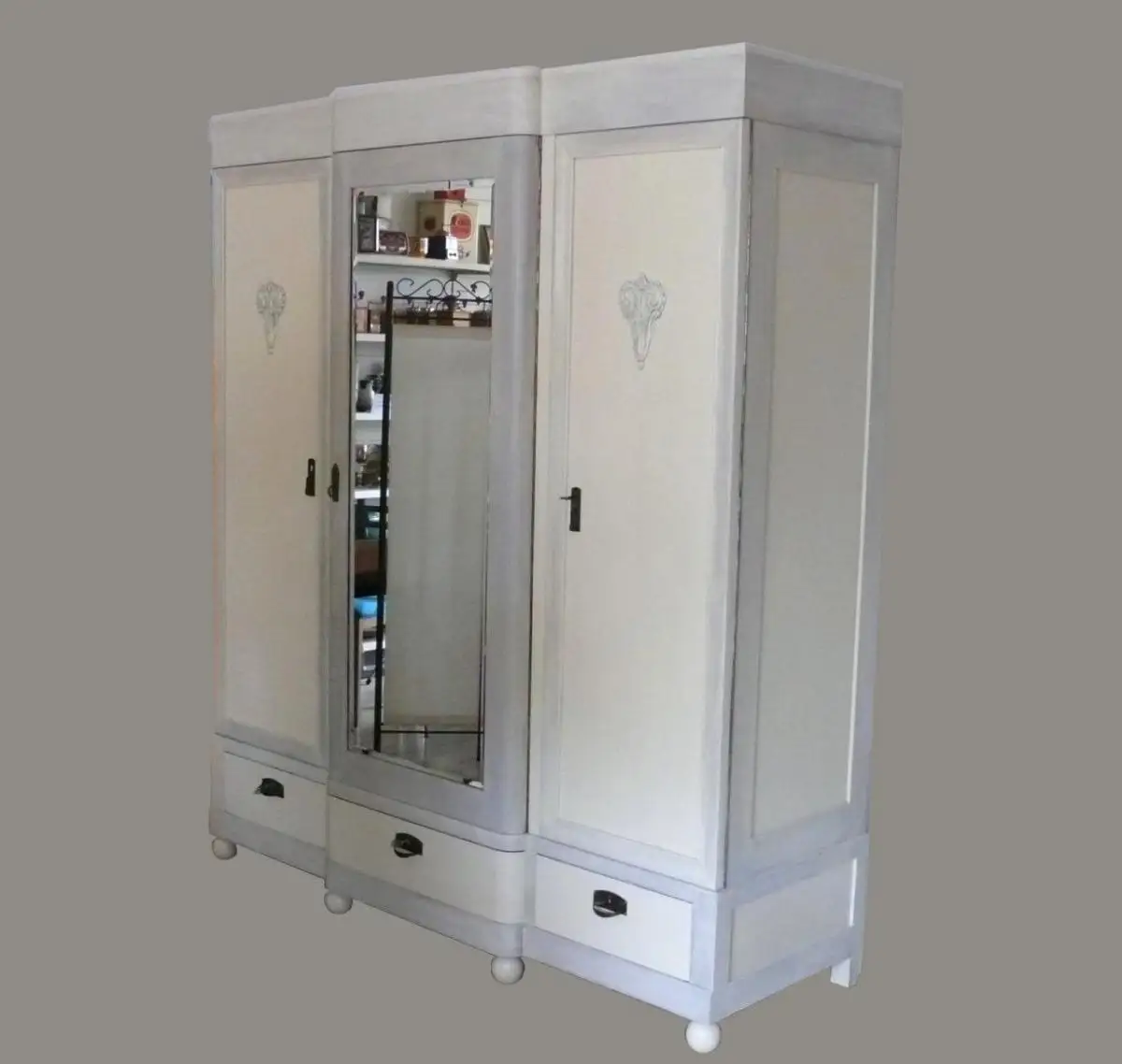 kleiderschrank, 3-türig 3 schubladen facetten-spiegeltüre eiche vollholz  jugendstil um 1900 antik-weiß + shabby grau