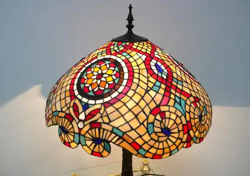 Tiffany Große Tischlampe Schirm Form Buntes Glas welliger Rand, Jugendstil Art, sehr seltene schöne Form