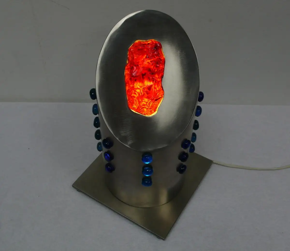 Atomic Space Age Tischlampe Bodenlampe Edelstahl rund drehbar, mit Rotem Kristallglas 3