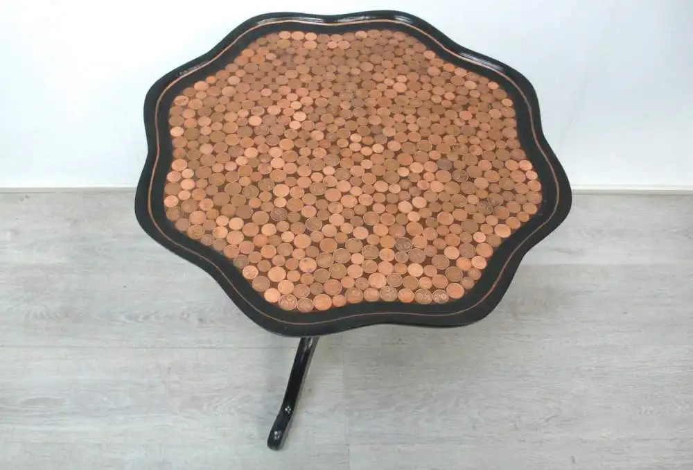 Alter Beistelltisch Holz Schwarz + Kupfer, rund mit Säulenfuß, Jugendstil, Wellenrand, mit Euro-Cent Münzen, 1940er 1