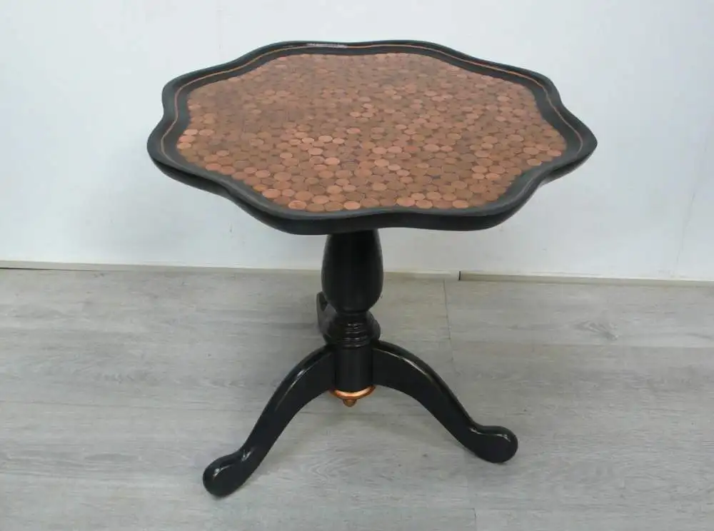 Alter Beistelltisch Holz Schwarz + Kupfer, rund mit Säulenfuß, Jugendstil, Wellenrand, mit Euro-Cent Münzen, 1940er 3