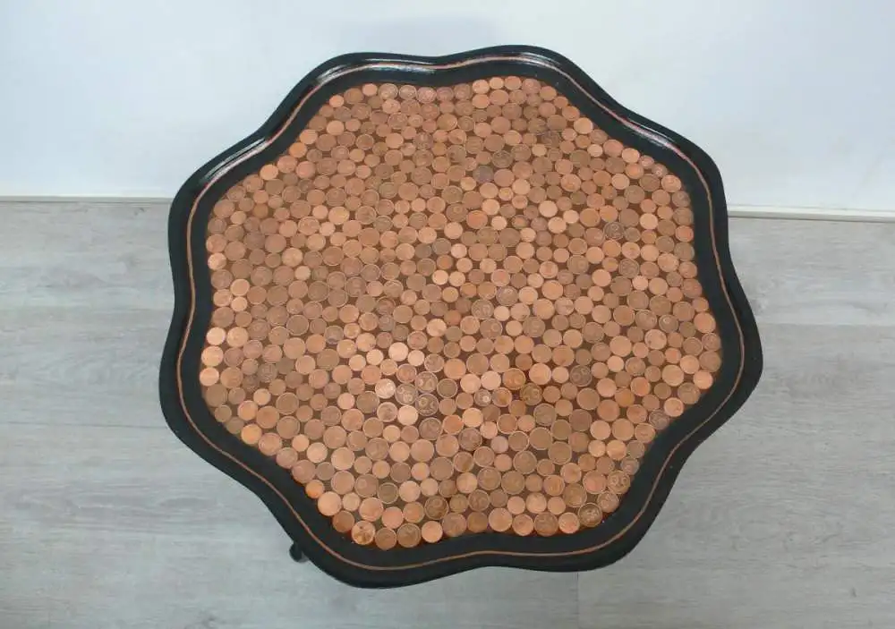 Alter Beistelltisch Holz Schwarz + Kupfer, rund mit Säulenfuß, Jugendstil, Wellenrand, mit Euro-Cent Münzen, 1940er 4