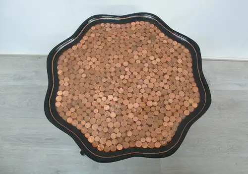 Münzen Beistelltisch rund mit Säulenfuß, Wellenrand, mit Cent Münzen schwarz + Kupfer Antik Stil