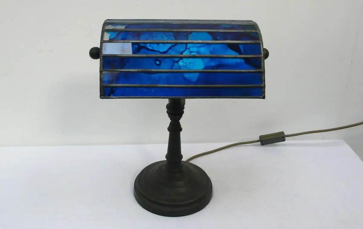 Banker Lampe Tiffany Stil Blau Handarbeit 80er, Bronze Fuß 1