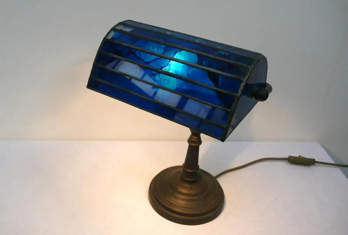 Banker Lampe Tiffany Stil Blau Handarbeit 80er, Bronze Fuß 2