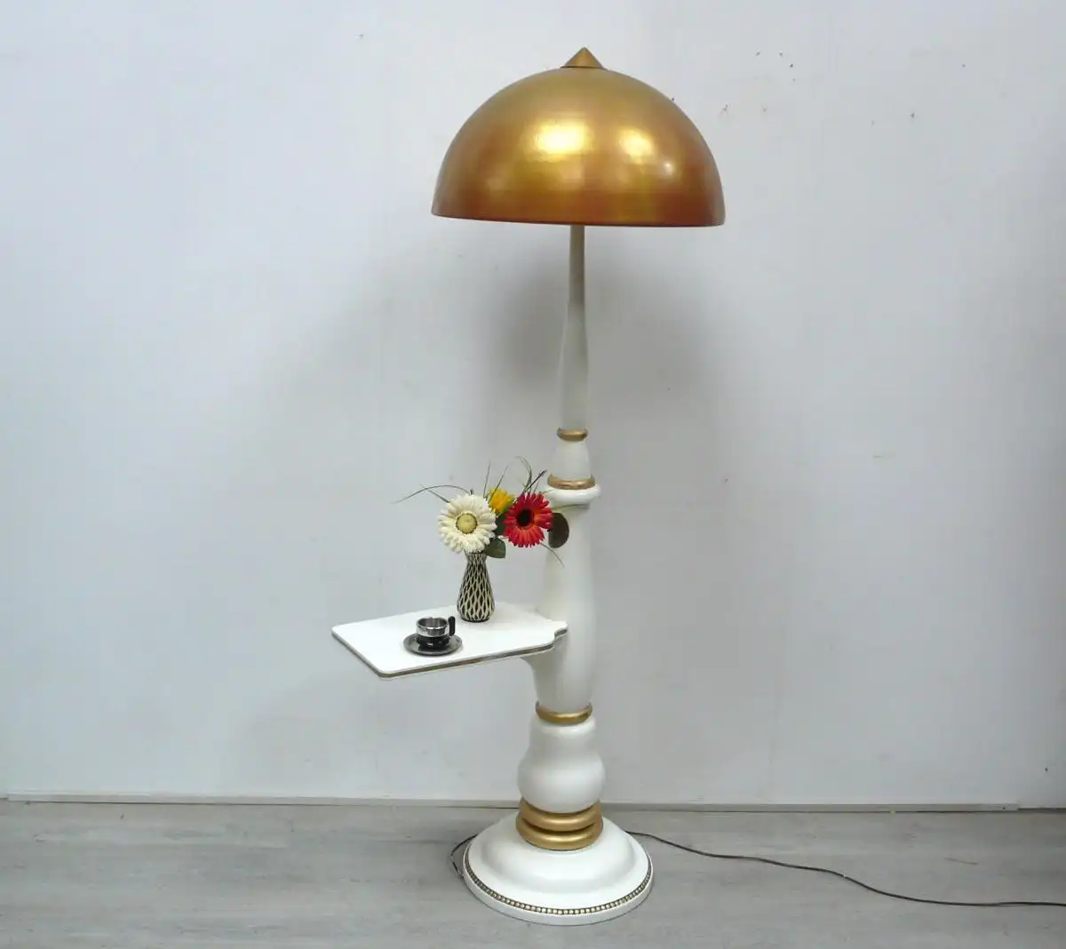 Alte Säulen Stehlampe Holz mit Tisch Weiß + Metallschirm in Gold Bronze (alter Bad Godesberger Straßenlampen-Schirm) 40er 0