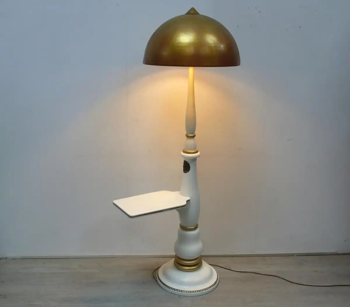Alte Säulen Stehlampe Holz mit Tisch Weiß + Metallschirm in Gold Bronze (alter Bad Godesberger Straßenlampen-Schirm) 40er 1