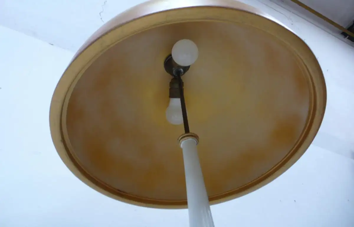 Alte Säulen Stehlampe Holz mit Tisch Weiß + Metallschirm in Gold Bronze (alter Bad Godesberger Straßenlampen-Schirm) 40er 2