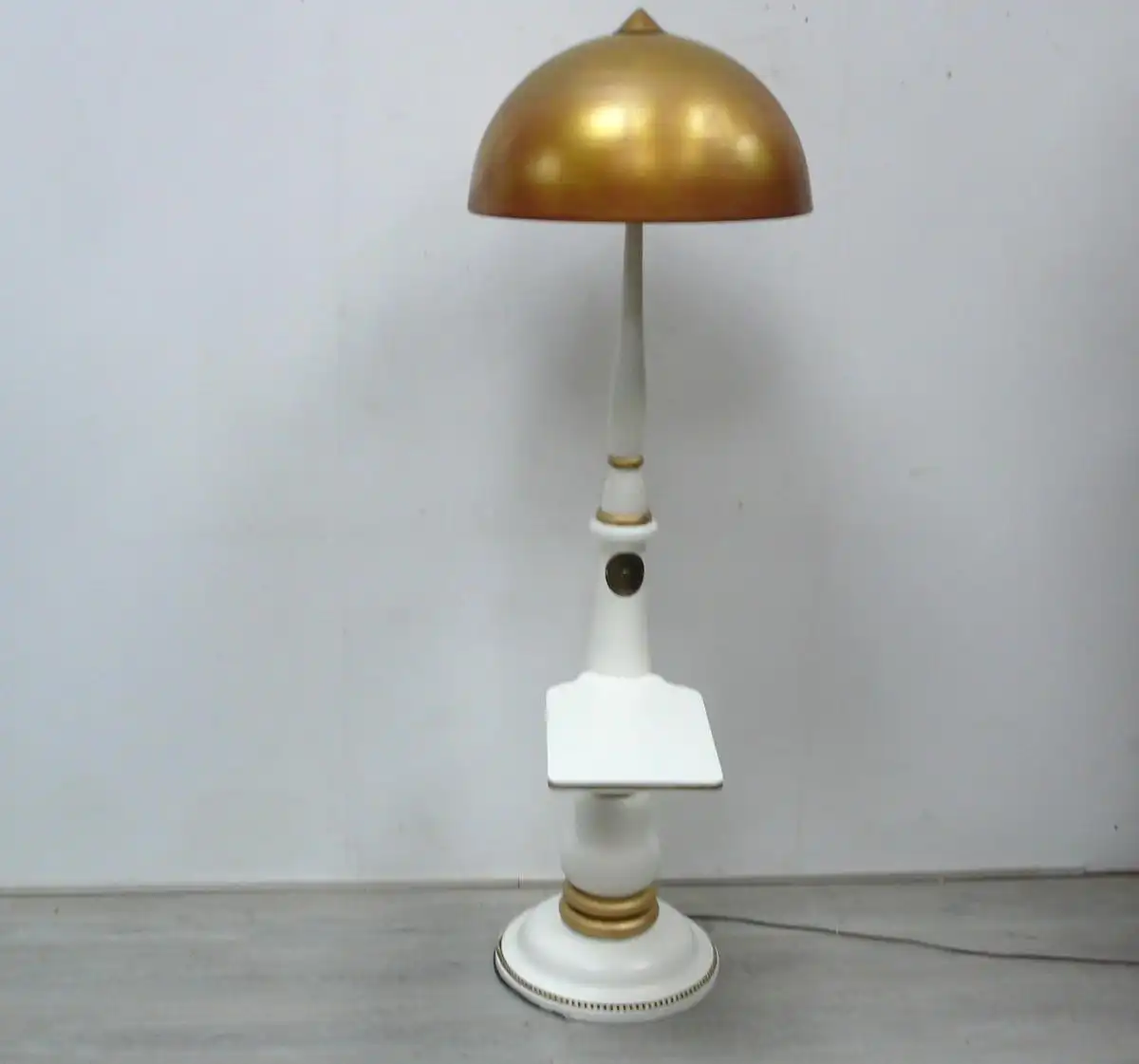 Alte Säulen Stehlampe Holz mit Tisch Weiß + Metallschirm in Gold Bronze (alter Bad Godesberger Straßenlampen-Schirm) 40er 3
