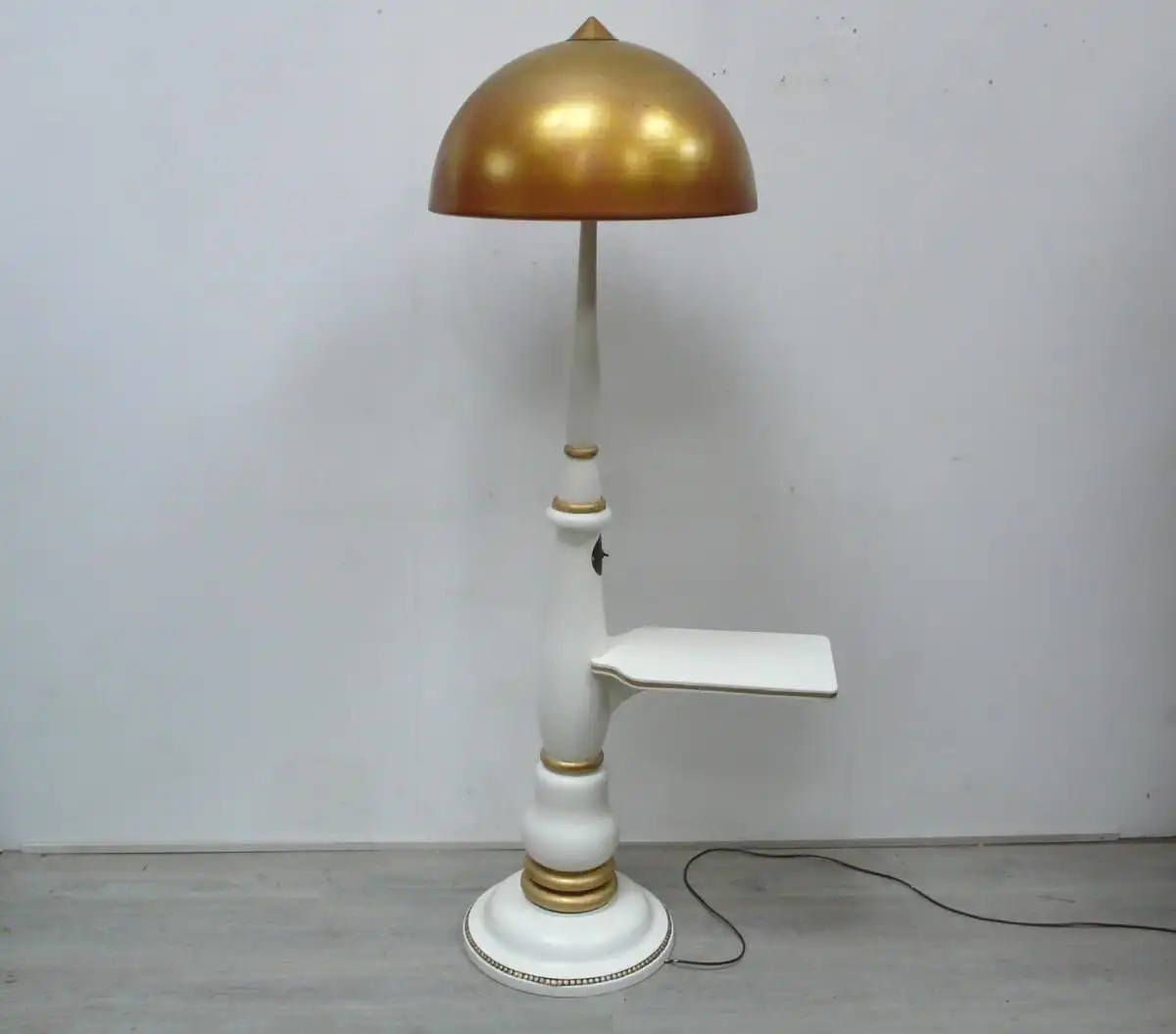 Alte Säulen Stehlampe Holz mit Tisch Weiß + Metallschirm in Gold Bronze (alter Bad Godesberger Straßenlampen-Schirm) 40er 4
