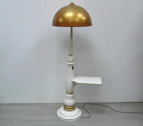Alte Säulen Stehlampe Holz mit Tisch Weiß + Metallschirm in Gold Bronze (alter Bad Godesberger Straßenlampen-Schirm) 40er