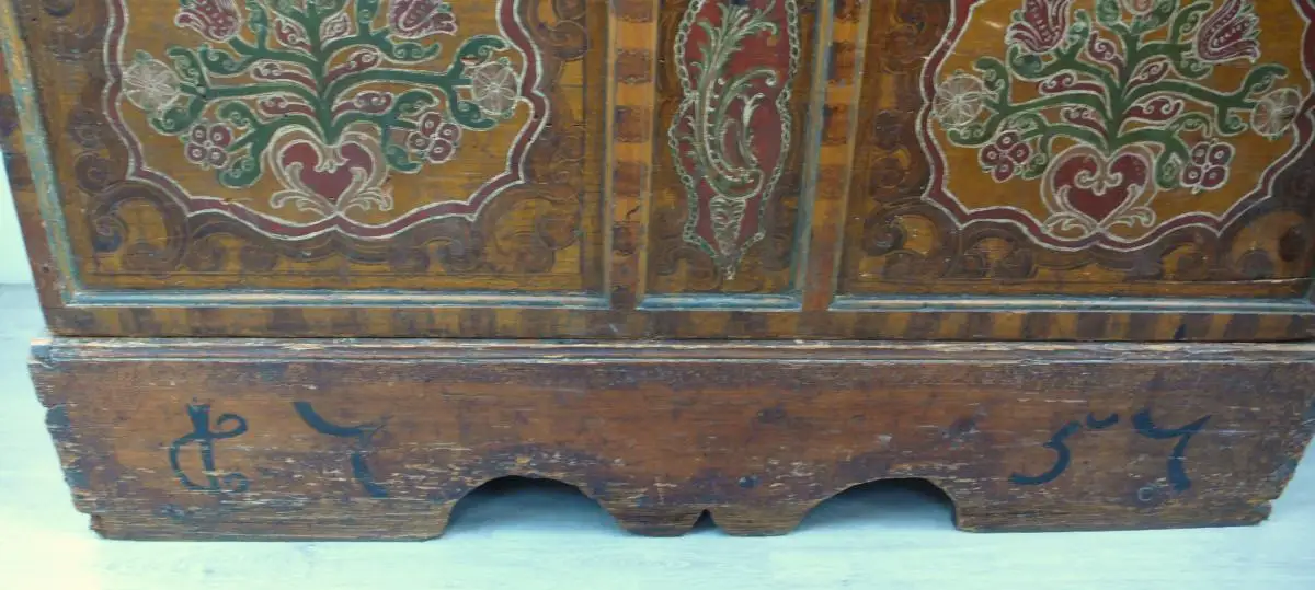 Sehr große antike Holztruhe Aussteuertruhe von 1757 Flachdeckel original unrestaurierter Zustand Florale Handbemalung 2