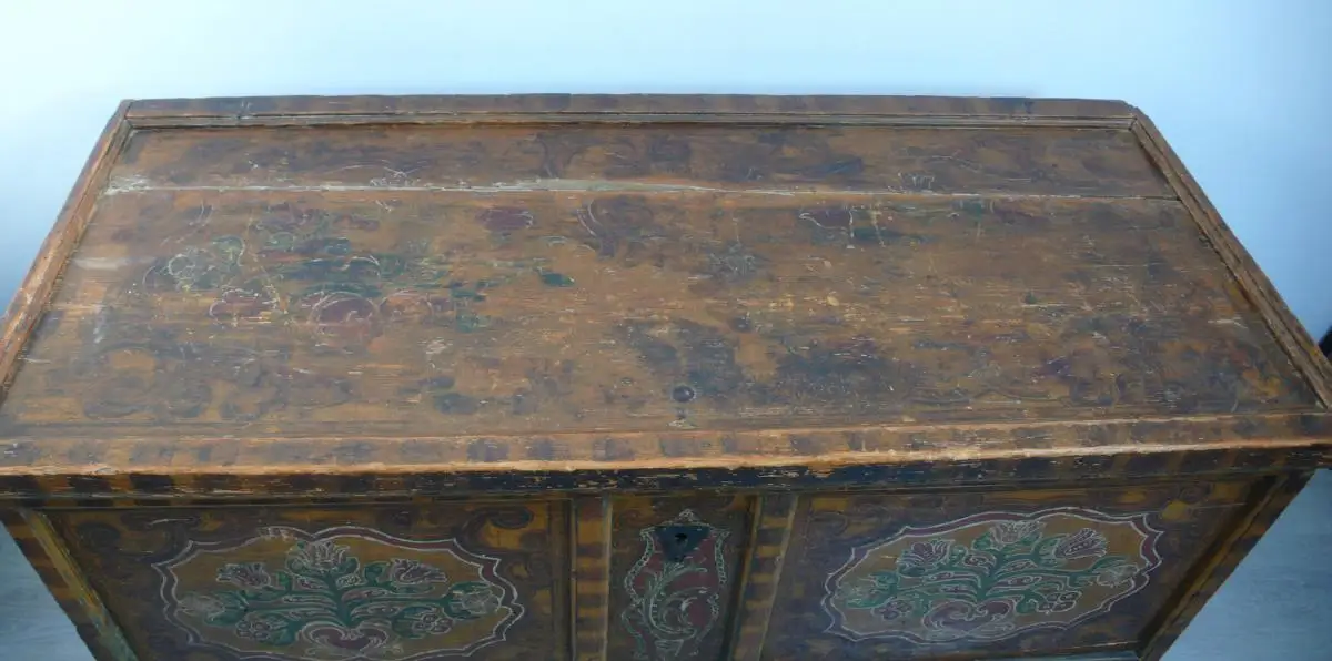 Sehr große antike Holztruhe Aussteuertruhe von 1757 Flachdeckel original unrestaurierter Zustand Florale Handbemalung 4