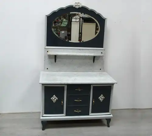 Spiegelkommode Anrichte mit Carrara Marmor + ovalem Facetten-Spiegel, Vollholz, Shabby Dunkelgrau + Weiß + Gold, Gründerzeit um 1910