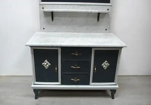 Spiegelkommode Anrichte mit Carrara Marmor + ovalem Facetten-Spiegel, Vollholz, Shabby Dunkelgrau + Weiß + Gold, Gründerzeit um 1910