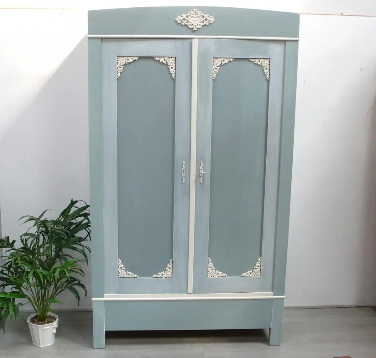 Dielenschrank Kleiderschrank Weichholz 2 Türen von 1930, in Shabby Mint + Weiß 0